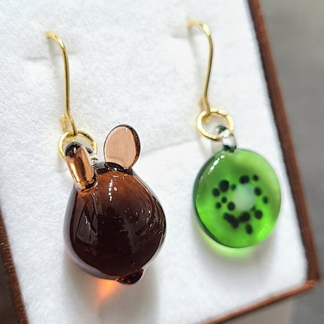 キウイとミニうさぎのピアス（イヤリング変更可)