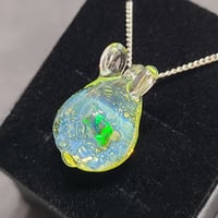 水面うさぎのペンダント(色変化ガラス使用オパール入り)-