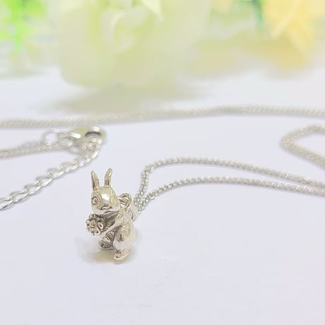 お花持ちうさぎのペンダントトップ【※ペンダントトップのみ】