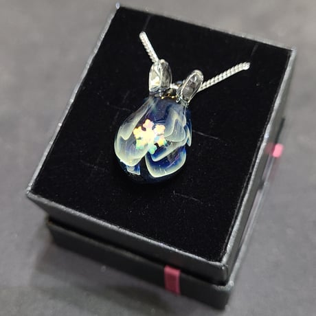 オーロラうさぎのペンダント(雪の結晶オパール入り)-887