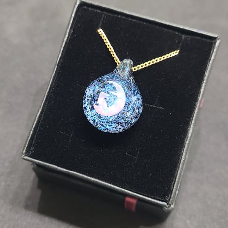 星屑のペンダント(三日月に佇むうさぎのオパール入り)-