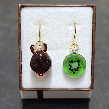 キウイとミニうさぎのピアス（イヤリング変更可)
