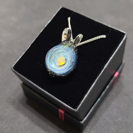 宇宙うさぎのペンダント-