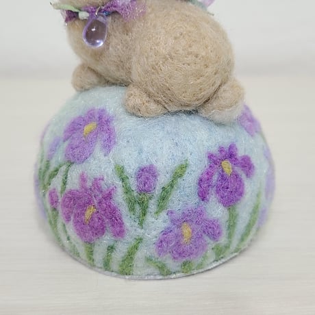 ［羊毛針刺し］ウサギ(花菖蒲)