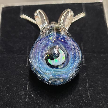 宇宙うさぎのペンダント(三日月オパール入り)-