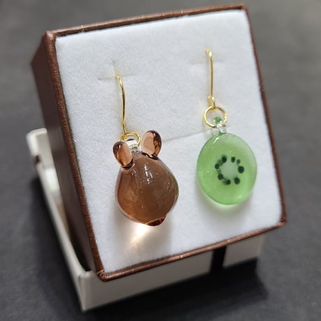 キウイとミニうさぎのピアス（イヤリング変更可)-822