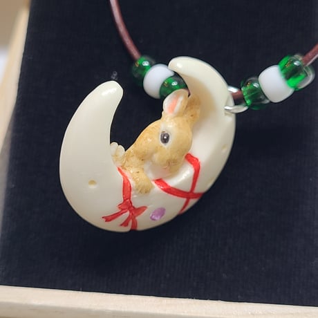ちらっ兎ペンダント(石付き)