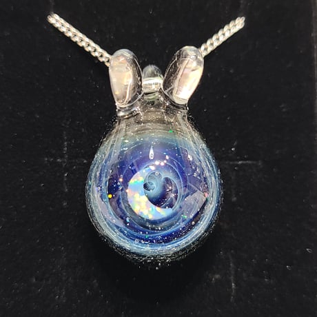 宇宙うさぎのペンダント（三日月オパール入り）