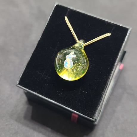 満月のペンダント(立ち耳うさぎ型オパール入り)