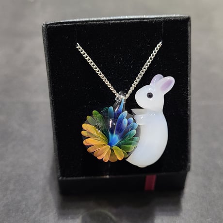 うさぎと虹の花のペンダント-