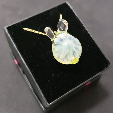 雪の華うさぎのペンダント‐682