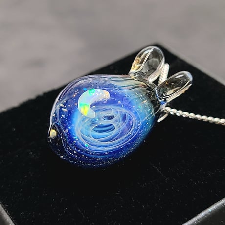 宇宙うさぎのペンダント（三日月オパール入り）