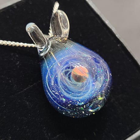 宇宙うさぎのペンダント-