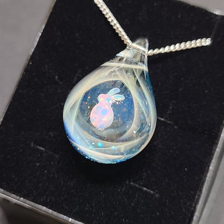 宇宙のペンダント（うさぎオパール入り）-