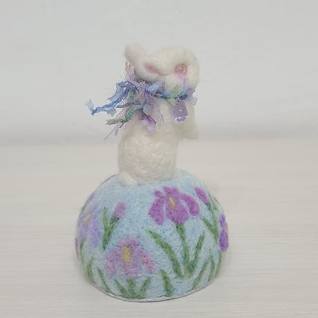 [羊毛針刺し(ミニ)]  ウサギ(花菖蒲)