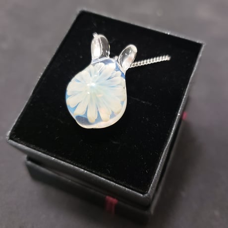 雪の華うさぎのペンダント‐683