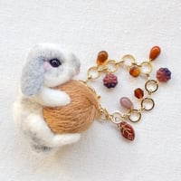 [バッグチャーム] ウサギと毛糸玉  ショコラブーケ(ブロークンフロスティ)