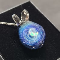 宇宙うさぎのペンダント（三日月オパール入り）