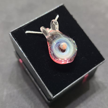 宇宙うさぎのペンダント-
