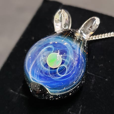 宇宙うさぎのペンダント