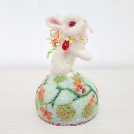 [羊毛針刺し(ミニ)]  ウサギと山帰来