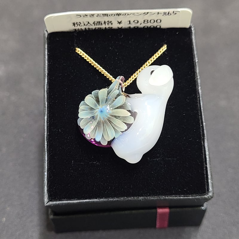 うさぎと雪の華のペンダント-865 | rabbica ONLINE STORE
