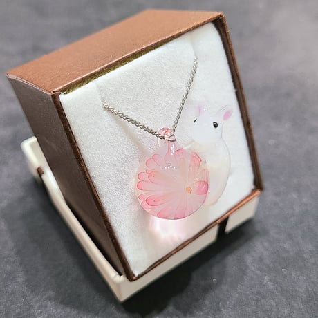 うさぎと桜のペンダント-908