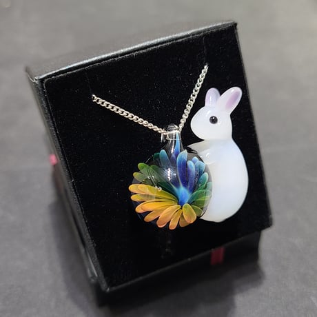 うさぎと虹の花のペンダント-