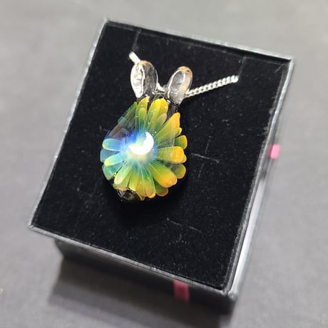 虹の花うさぎのペンダント(三日月オパール入り)-