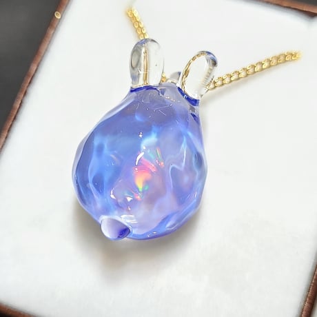 水面うさぎのペンダント(オパール入り)-