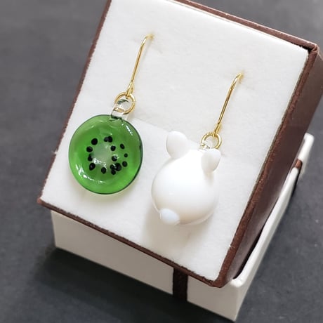 キウイとミニうさぎのピアス（イヤリング変更可）