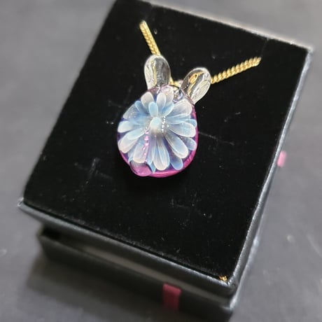 雪の華うさぎのペンダント（ピアス、イヤリング変更可）‐663