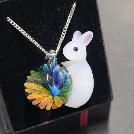 うさぎと虹の花のペンダント-