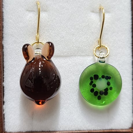 キウイとミニうさぎのピアス（イヤリング変更可)