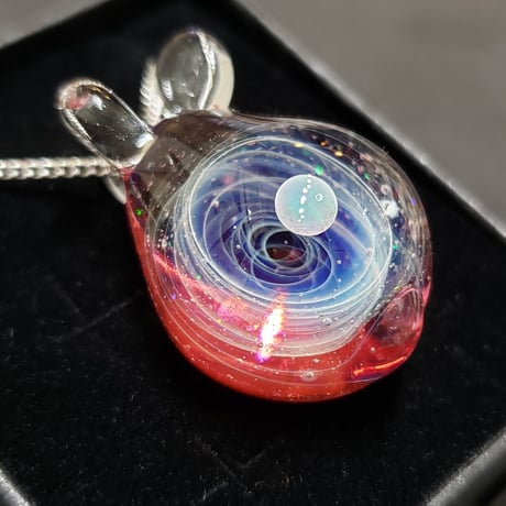 宇宙うさぎのペンダント