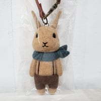 バッグチャームウサギブラウン （つりズボン・Ｓアオミドリ）