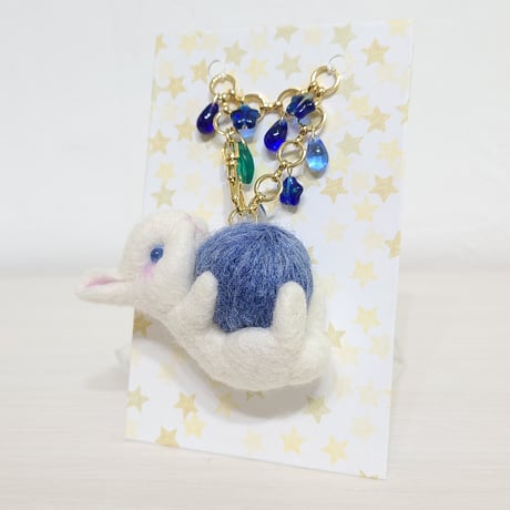 [バッグチャーム] ウサギと毛糸玉(藍星紫陽花)