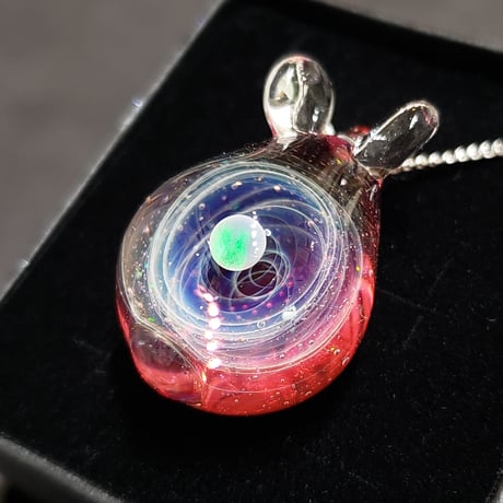 宇宙うさぎのペンダント