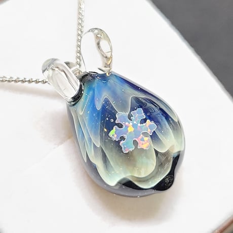 オーロラうさぎのペンダント(雪の結晶オパール入り)-
