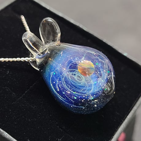 宇宙うさぎのペンダント-