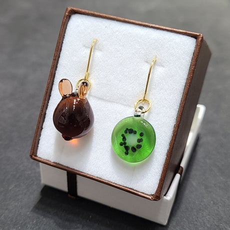 キウイとミニうさぎのピアス（イヤリング変更可)