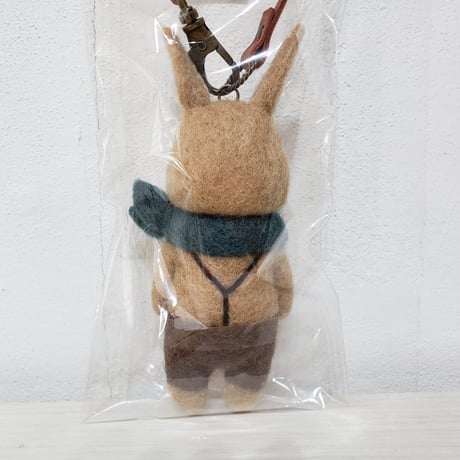 バッグチャームウサギブラウン （つりズボン・Ｓアオミドリ）