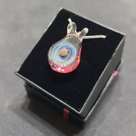 宇宙うさぎのペンダント-