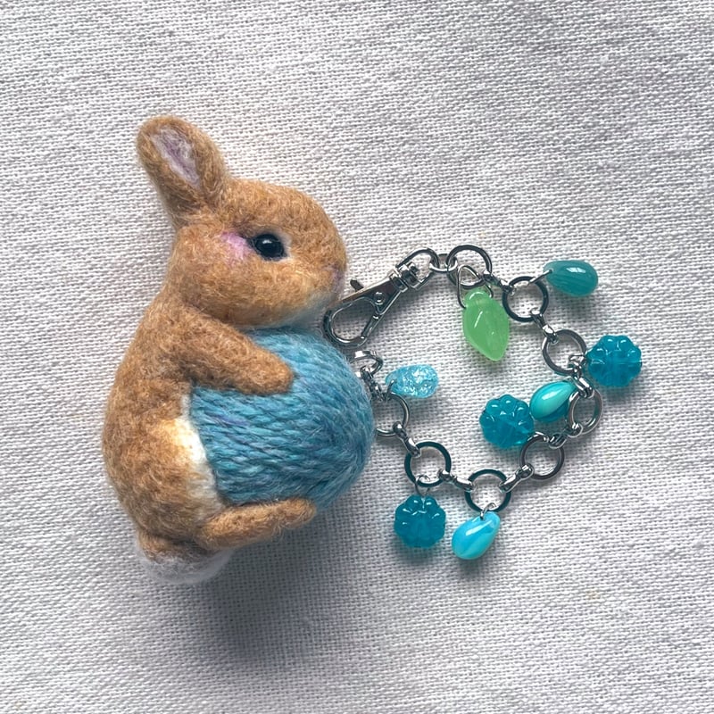 バッグチャーム] ウサギと毛糸玉(浅縹紫陽花) | rabbica ONLINE STORE
