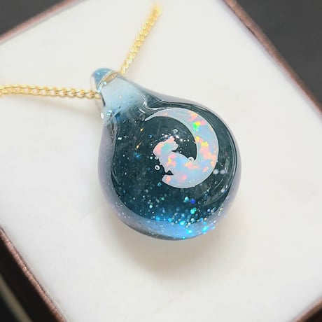 星屑のペンダント(三日月に佇むうさぎのオパール入り)-