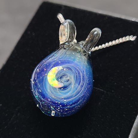 宇宙うさぎのペンダント（三日月オパール入り）
