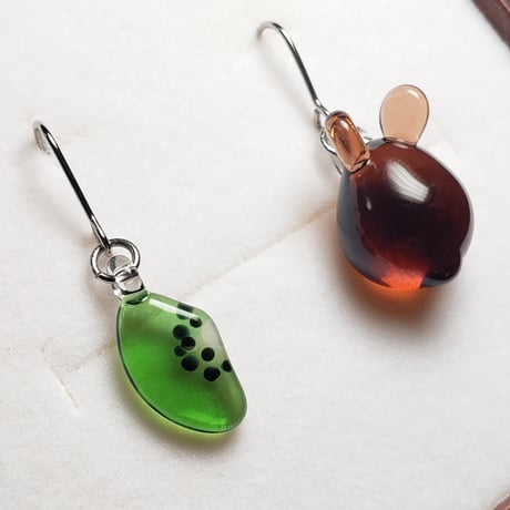 キウイとミニうさぎのピアス（イヤリング変更可）