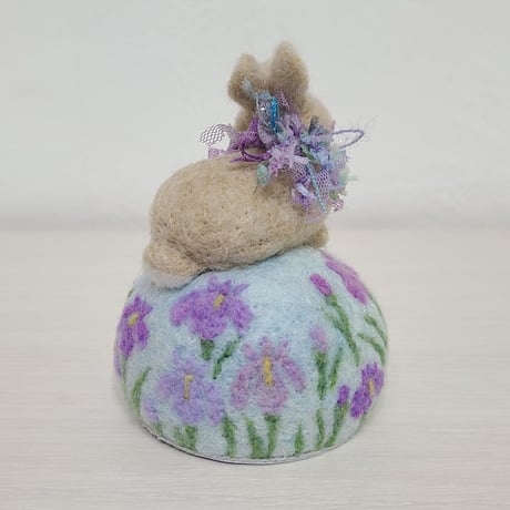 ［羊毛針刺し］ウサギ(花菖蒲)