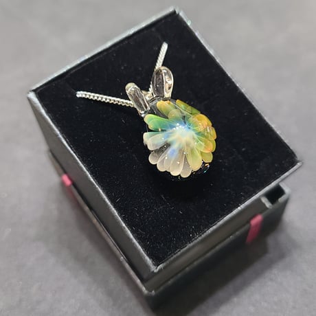 虹の花うさぎのペンダント-