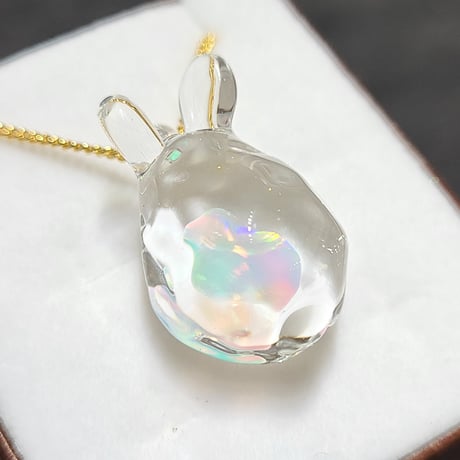 氷うさぎのペンダント(オパール入り)-